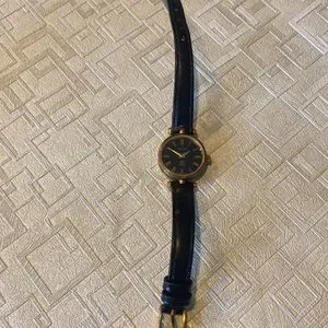 Gucci | Accessories | Gucci Vintage 98s Womens Wrist Watch  display picture 1